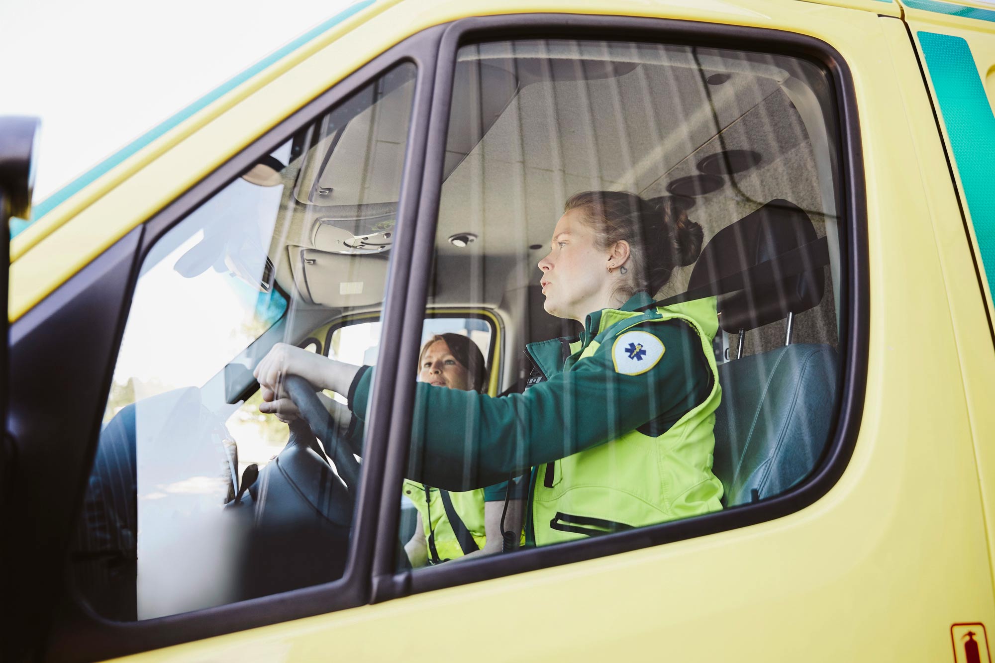 Kvinnlig ambulanspersonal
