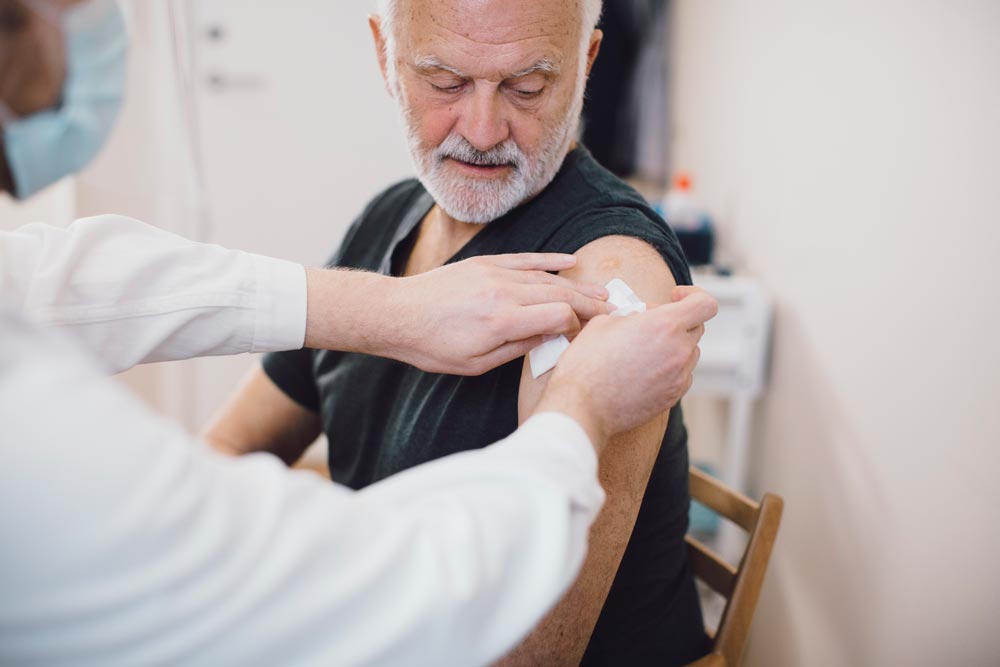Äldre man har precis blivit vaccinerad